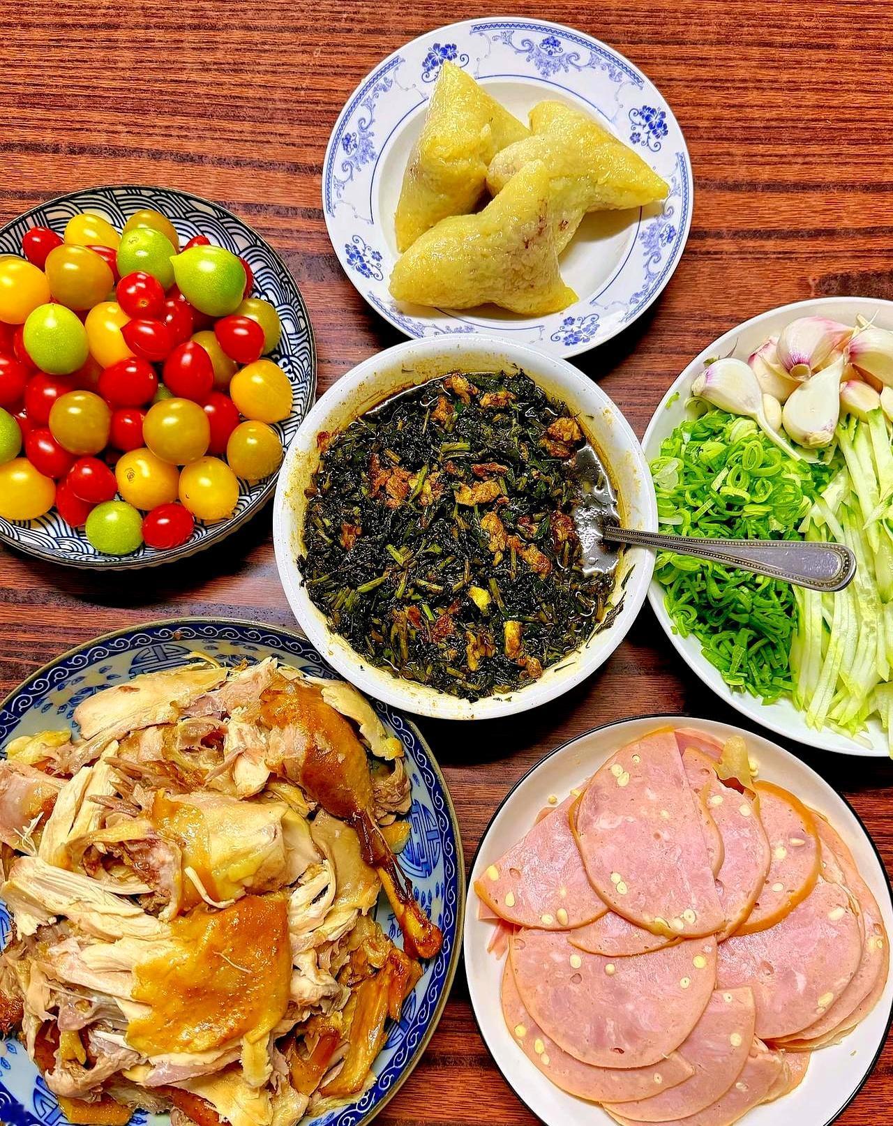 儿子想换车，昨天饭桌上突然问我存了多少钱，我说也就攒了几万，他立马说那正好拿去买