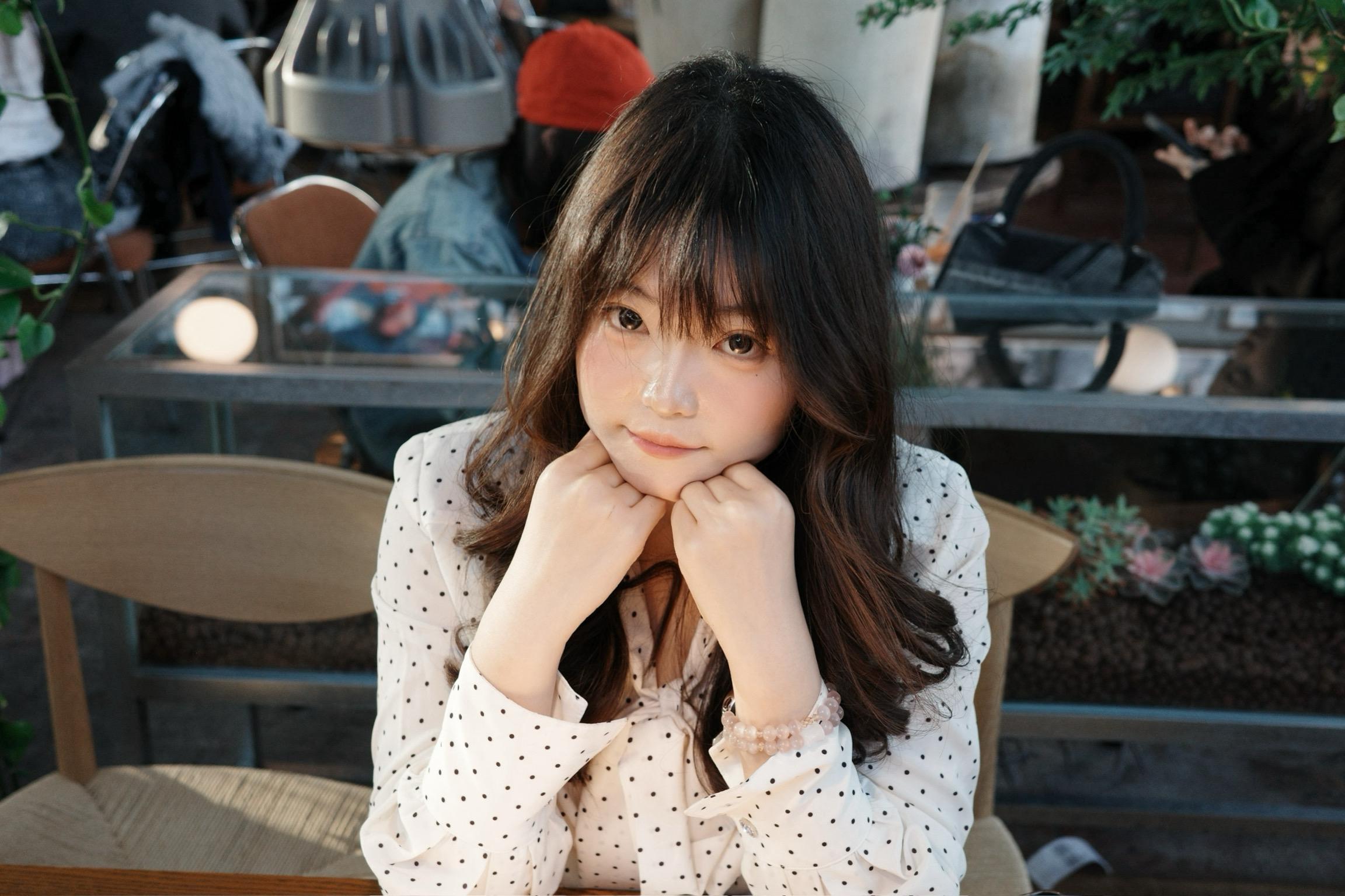 如果是你站在我面前 张开双臂笑眼弯弯 那命运安排给我的酸涩和苦楚 我都甘之如饴