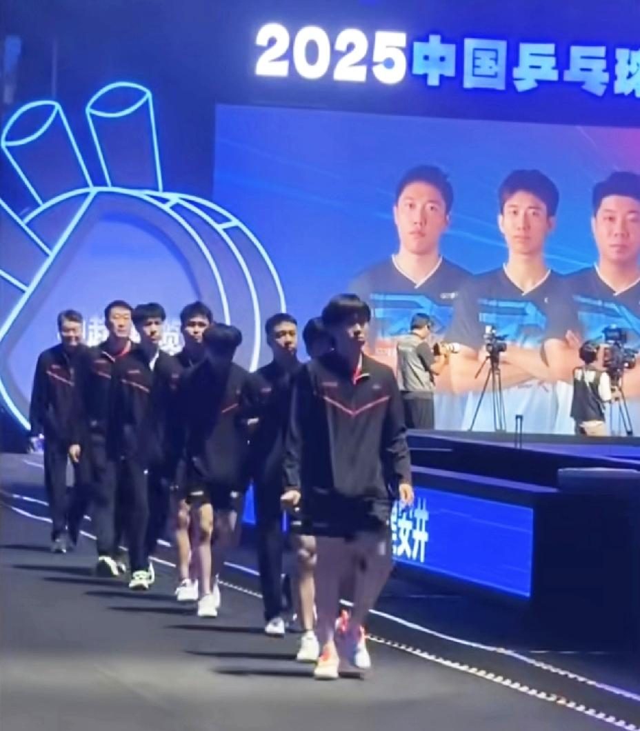 哈哈，笑不活了，
王楚钦你前边有多拽，
后边就有多尴尬，
你一天不出“洋相”，