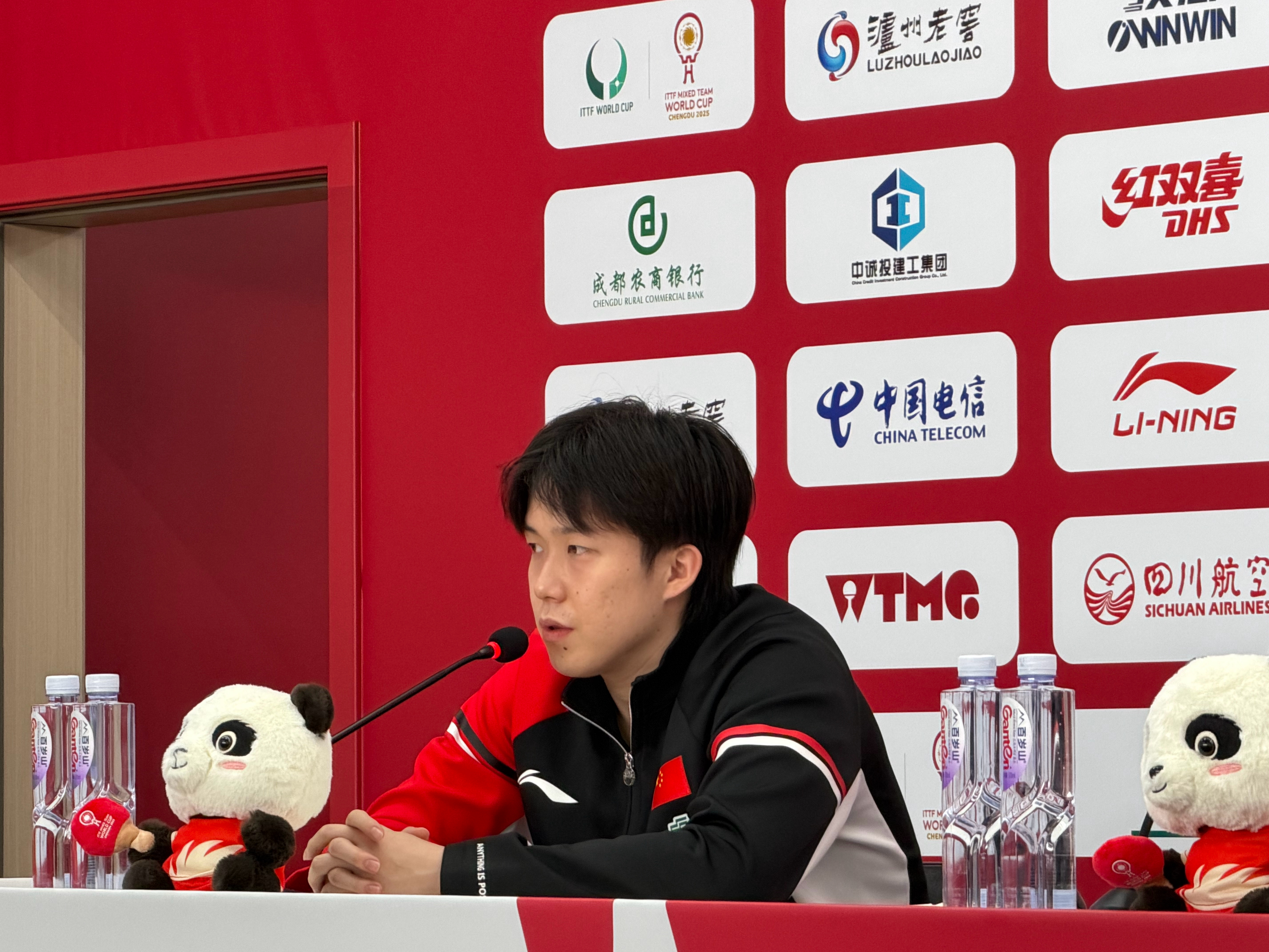 国乒8比4瑞典 国乒众人参加新闻发布会，分享比赛。 