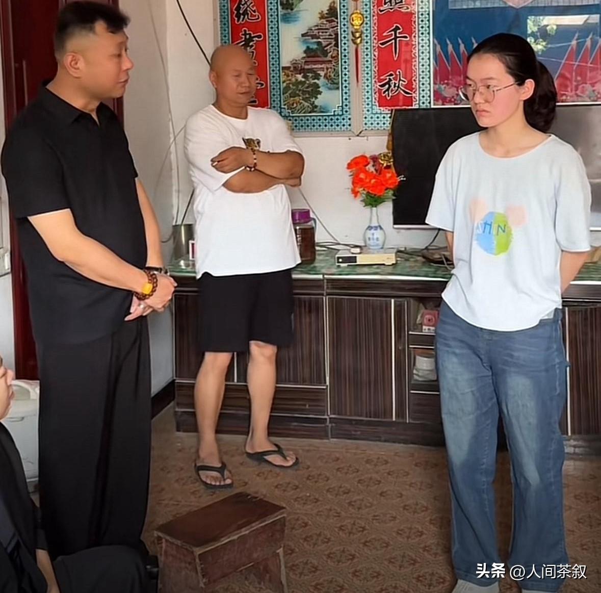 韩雅平这表情看起来好无奈，好不自在。她本来就是个偏内向的孩子，考出高分后就一直被