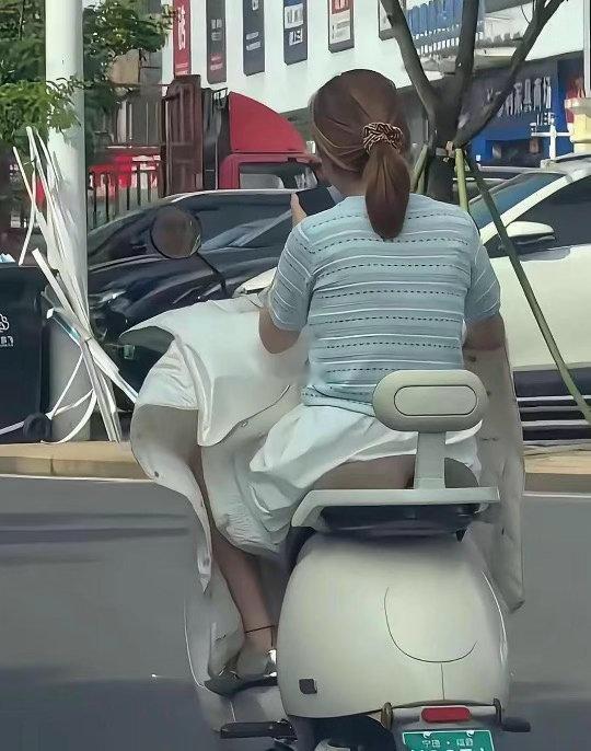 用什么方式提醒她才会不尴尬 ​​​