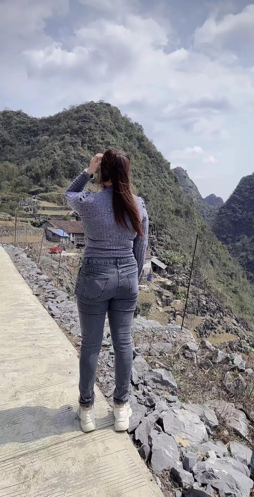 山间小路，远眺风景，静享自然之美。