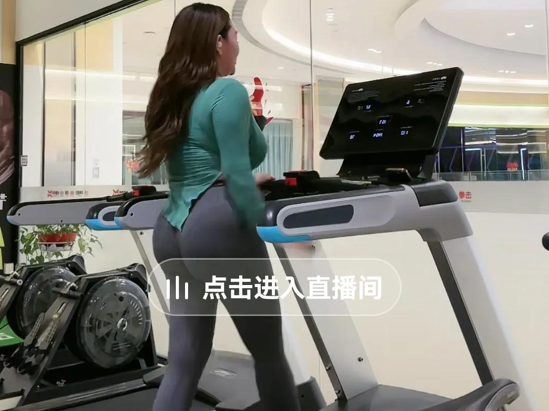 这是错误的运动示范，大家在健身跑步的时候一定要穿减震和包裹好的运动鞋，一定别穿增