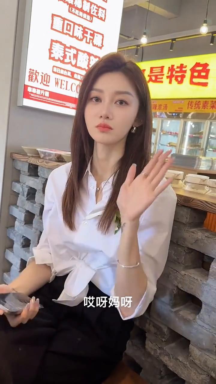 兄弟们，看见我看到谁了？我坐了三千公里绿皮火车来的，就来见张芮尔一面。