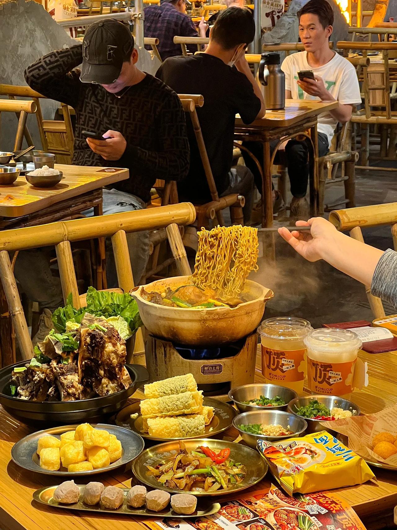 广州这家真的没对手。。。。

入秋必备热腾腾的牛杂煲😋
咖喱汤底好浓郁，一整煲