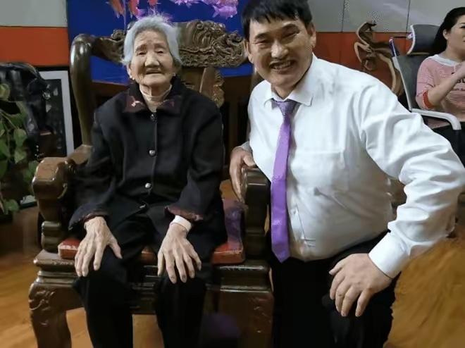 朱之文口碑依旧接地气，为何再也登不上春晚？3个原因很现实

说起草根歌手朱之文，