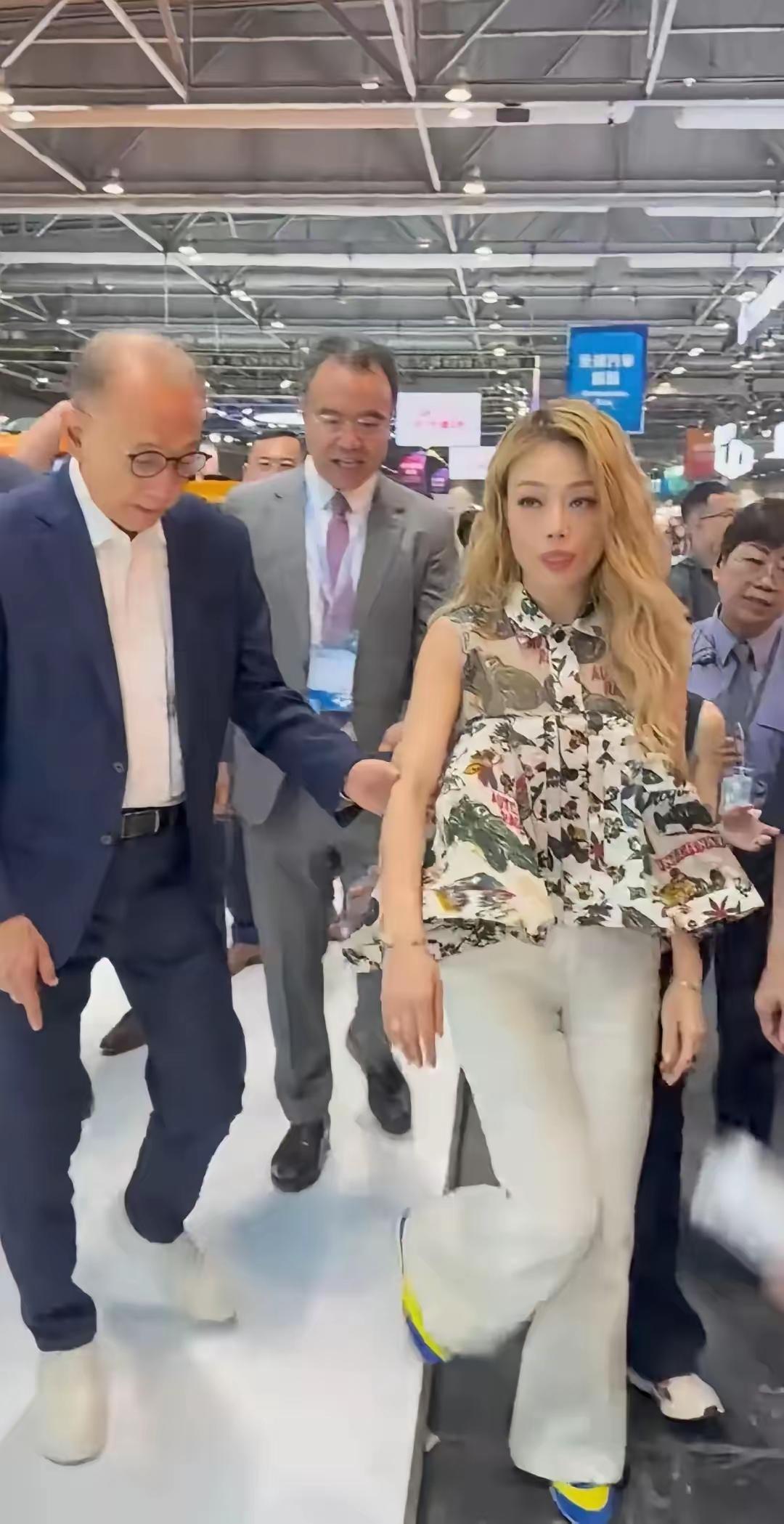 细节真的骗不了人！82岁的杨受成跟着44岁的容祖儿走，那模样哪儿像大老板，倒像个