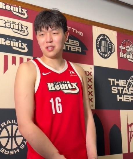 记者：感觉他们对你打得非常身体对抗，尤其是杰弗里斯，你是怎么应对的？杨瀚森：撞吧