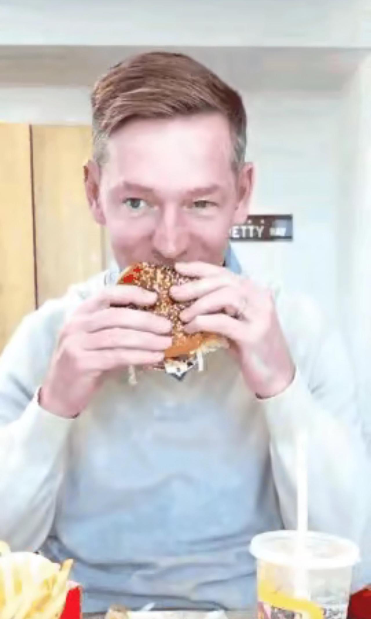 是不是全世界的餐饮老灯都一个德行，面对消费者质疑的时候，第一反应不是承认错误和解