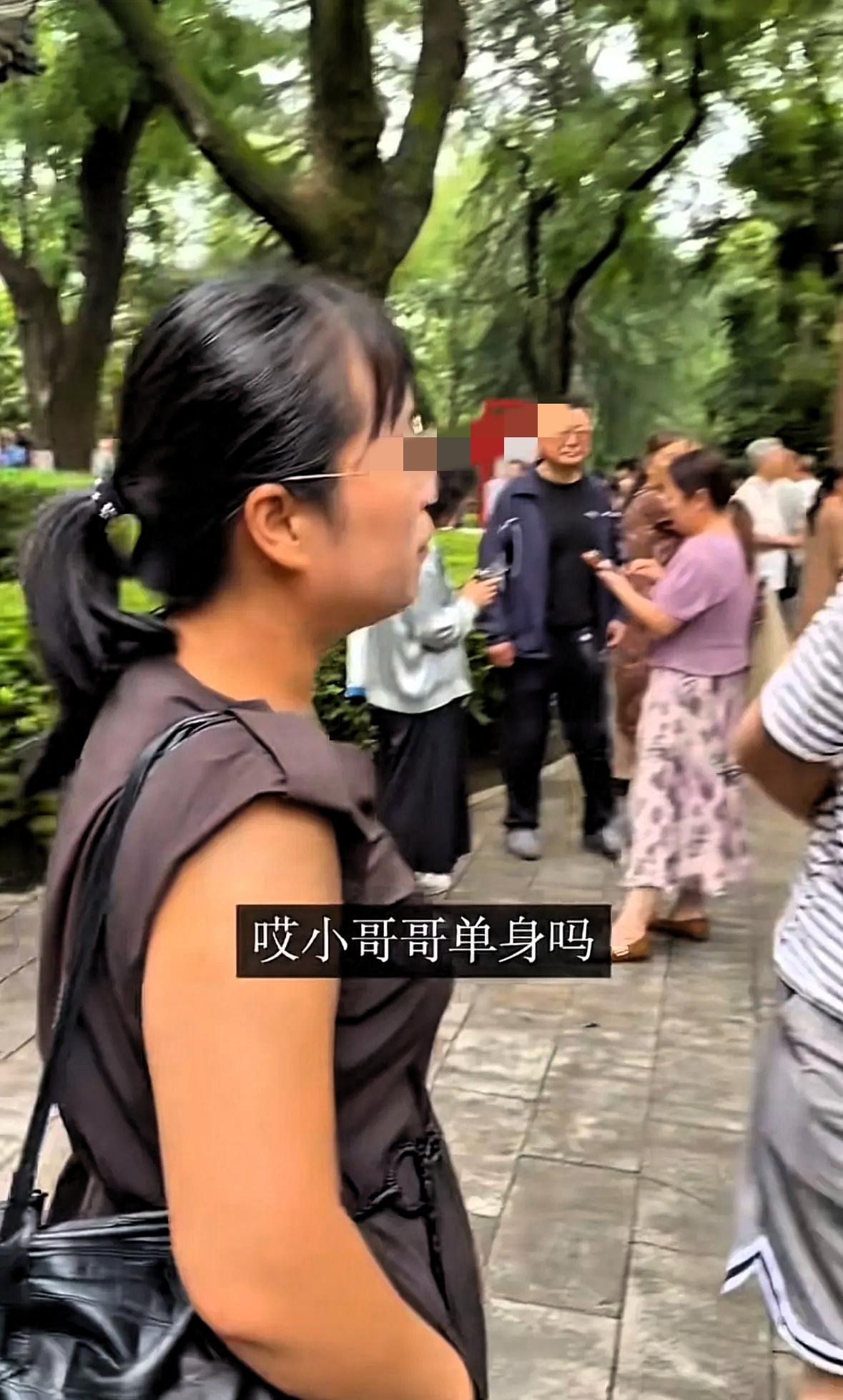 在相亲角，眼镜女子搭讪横条上衣男子，男子先让她提要求，女子直言不讳，要找个孝顺父
