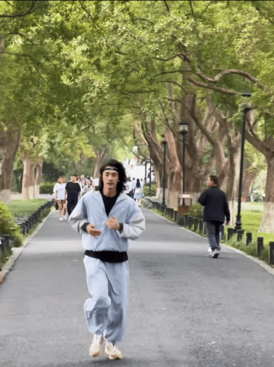 找到此沙气血充足的原因了 西湖晨跑解锁元气密码！此沙出差杭州仍坚持清晨环湖奔跑，