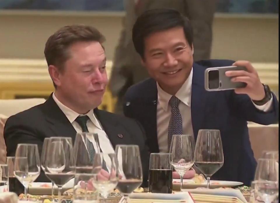他是不是不认识雷军啊？以为是自己粉丝呢