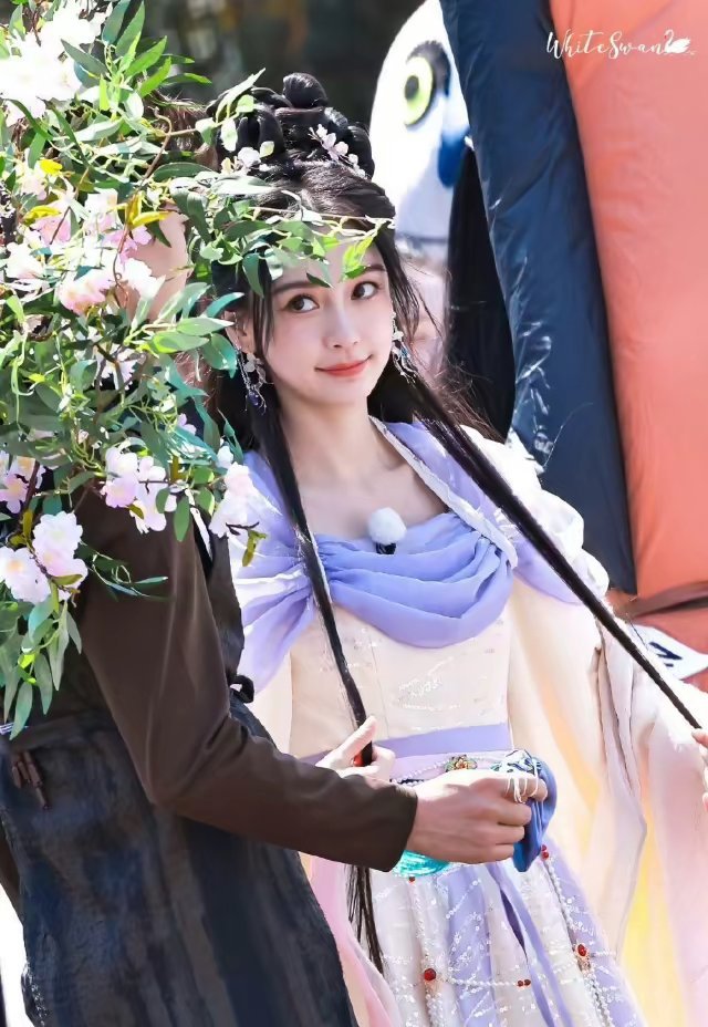 angelababy angelababy 人群自动退成布景，像被风吹散的铅笔画