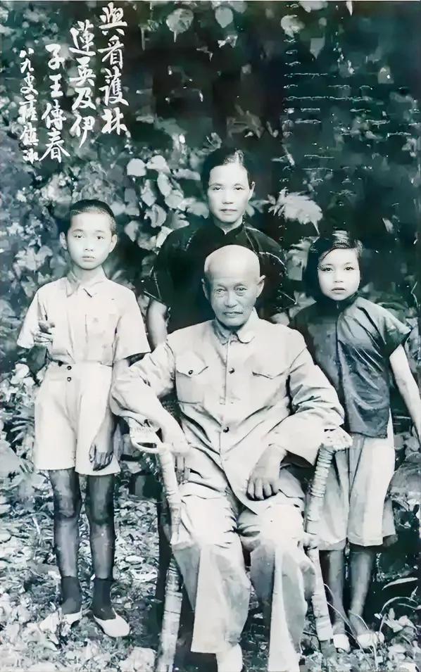 1948年，一位经历了清朝的灭亡、民国的动荡的老人，在镜头前留下了一张罕见的照片