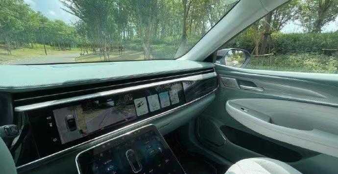 大夏天拍车，还真得是车里舒服啊，尤其是这款极狐阿尔法T森林版的森林氧吧模式，开启