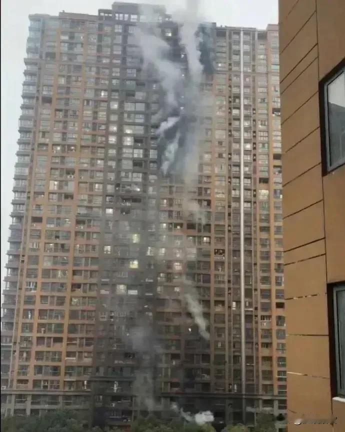 南京火灾暴露出来的问题是电动车充电引起的，本可以避免的灾害，因一些人的不顾规定造