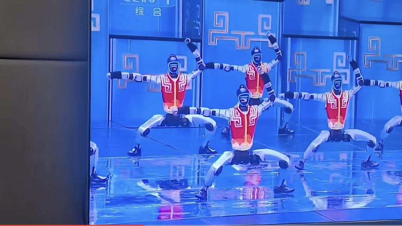 昨晚看到机器人打武术，确实吓到，心想这一定要爆，流畅度堪称飞跃，注定是一场载入机