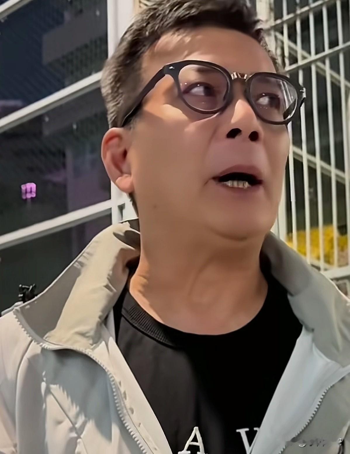 这明星当的。
大侠郭靖被粉丝要签名，粉丝小心翼翼问能不能找杨康签个名，黄日华一边