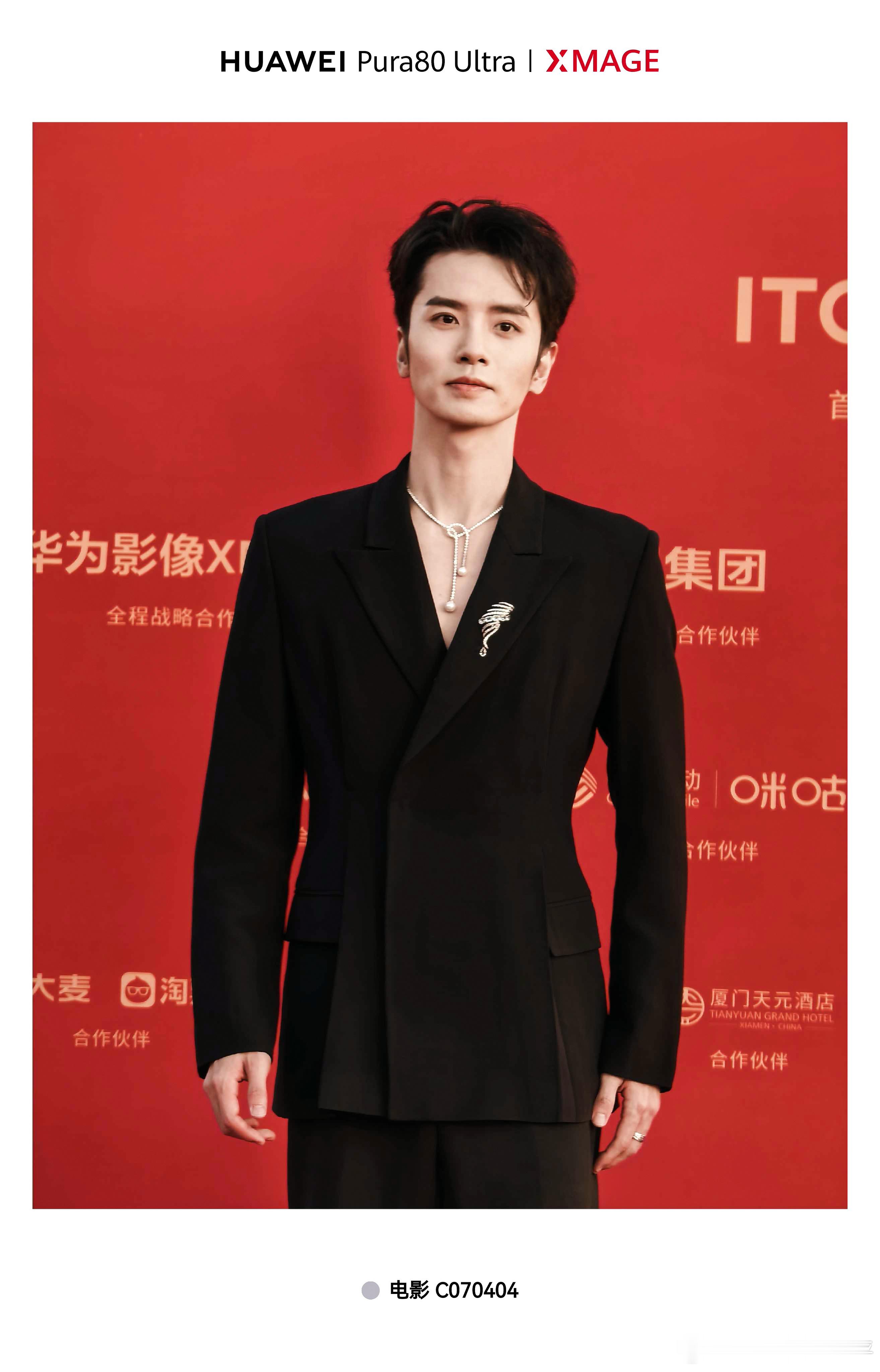 红毯上最怕什么？当然是五彩斑斓的灯光吃掉美貌！但华为Pura80的XMAGE色彩