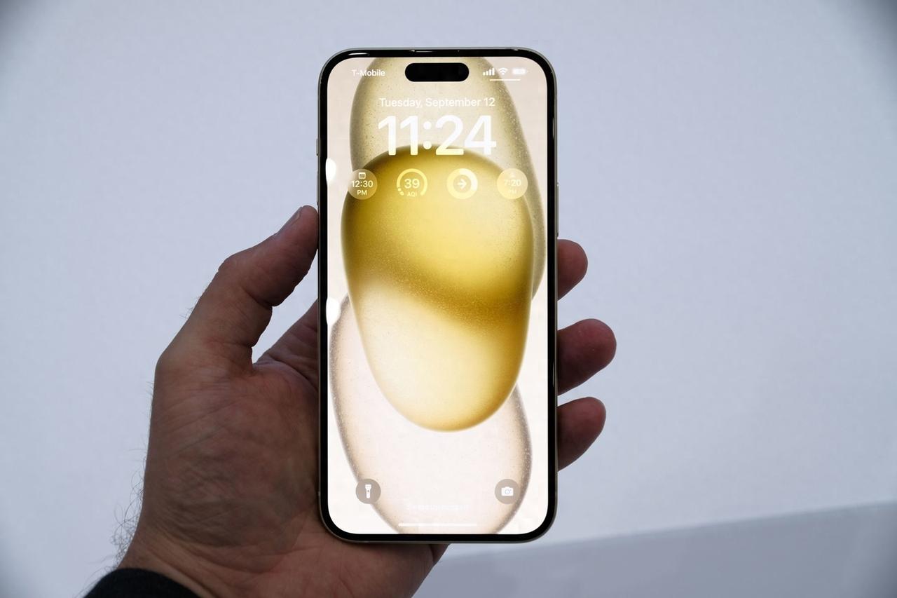都说iPhone 15标准版没诚意，不上手你都不知道它的细节有多细。如屏幕R角在