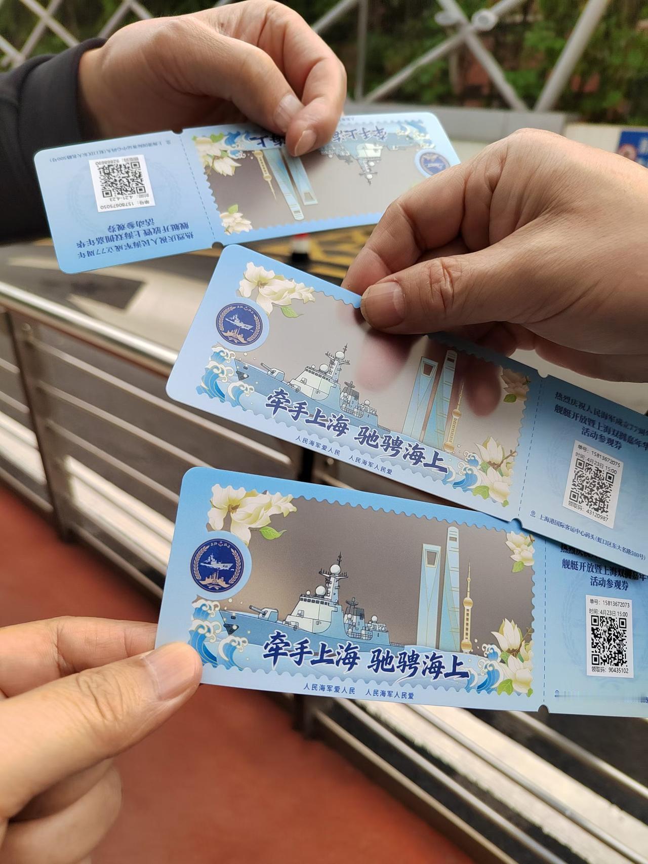 上军舰参观，军迷们的盛大节日。
      老公是个资深军迷，平时就喜欢研究军事