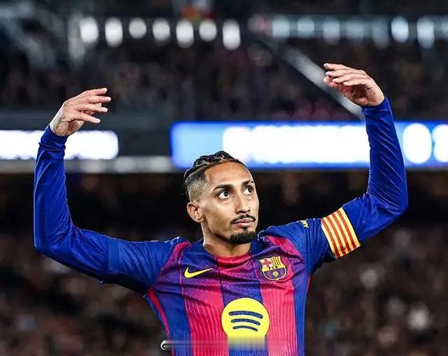 巴萨9000万巨星救主：单刀打空门 亲吻队徽！4万人鼓掌致敬巴萨 西甲第19轮，