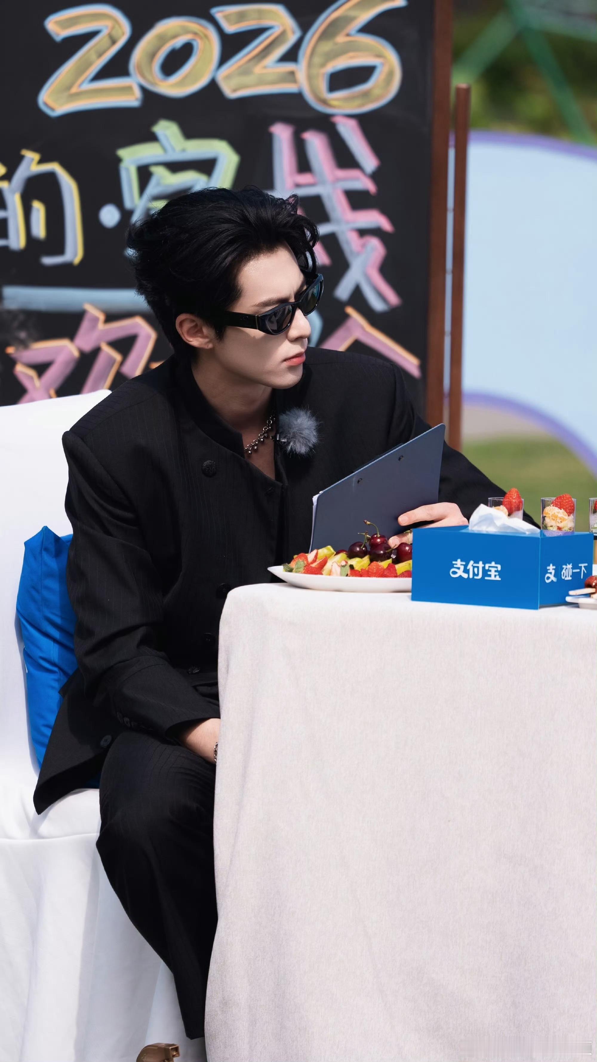 白鹿作为飞行嘉宾突袭开业筹备，还送了扫地机器人和音响，这波支持太及时了！王鹤棣为