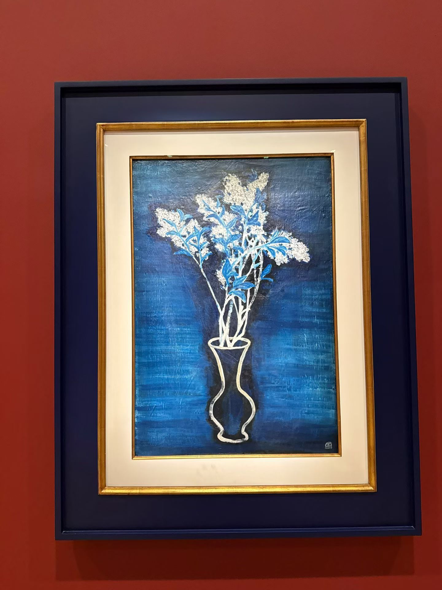 独自盛放的白丁香，不迎合、不妥协，在孤独中兀自绽放，美得遗世独立。 