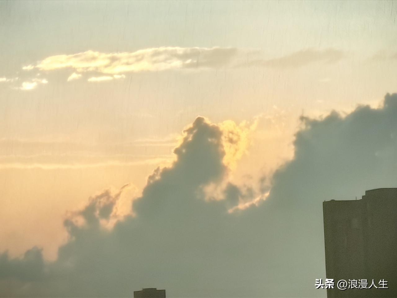 渭南雨中彩虹🌈，雨中看🌈，别有一番风味，大自然真是鬼斧神工，时时刻刻为我们呈