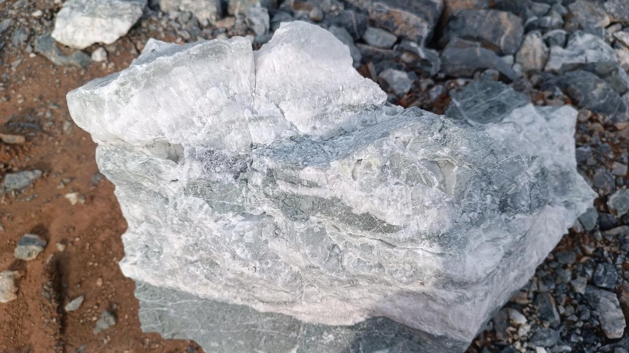 这种白色部分石这是什么矿？
是萤石矿（氟化钙）吗？