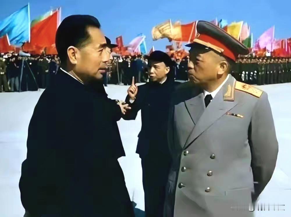 1955年国庆阅兵，也是授衔之后的第一场国庆大阅兵。彭德怀以国防部长身份，检阅三