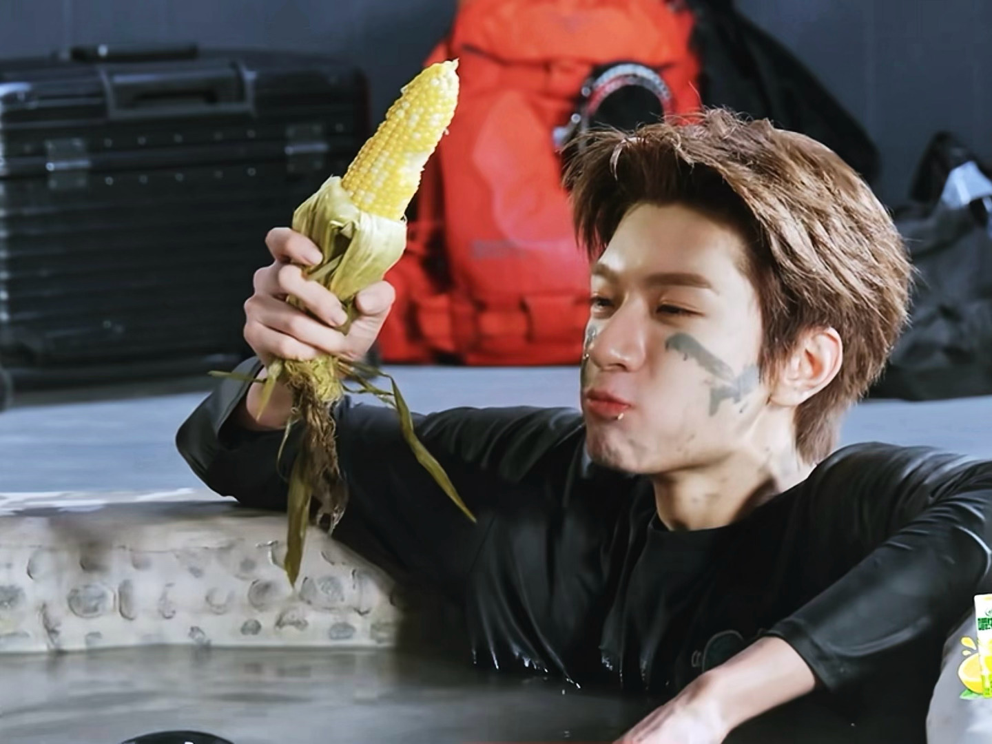 小狗狗失足落水奋力游向岸边后啃食苞米🥰🫳🏻林一地球超新鲜 