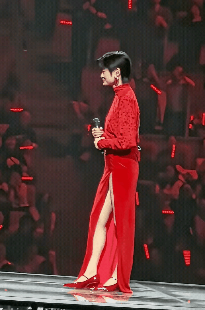 人就很奇怪
早期的李宇春就是个假小子
现在年龄越发大了
演唱会上不是红色长裙就是