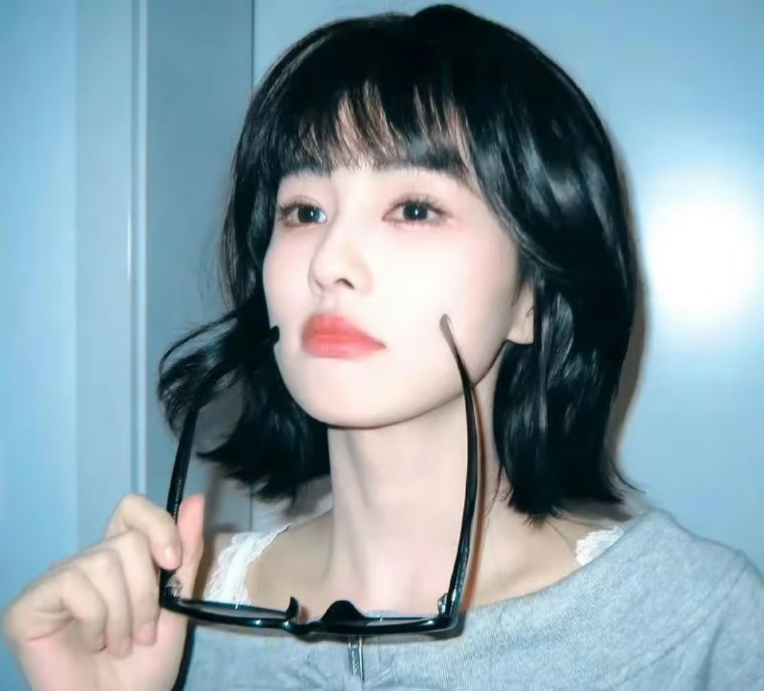 白鹿工作室 妆发白鹿的荧幕颜值适配度再度惊艳观众。新剧里为角色设计的齐耳短发简约