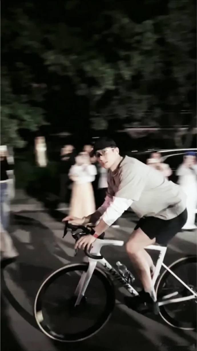 黄景瑜骑自行车下班忙碌的拍摄结束，不急于奔赴下一个行程，选择骑自行车慢慢离开片场