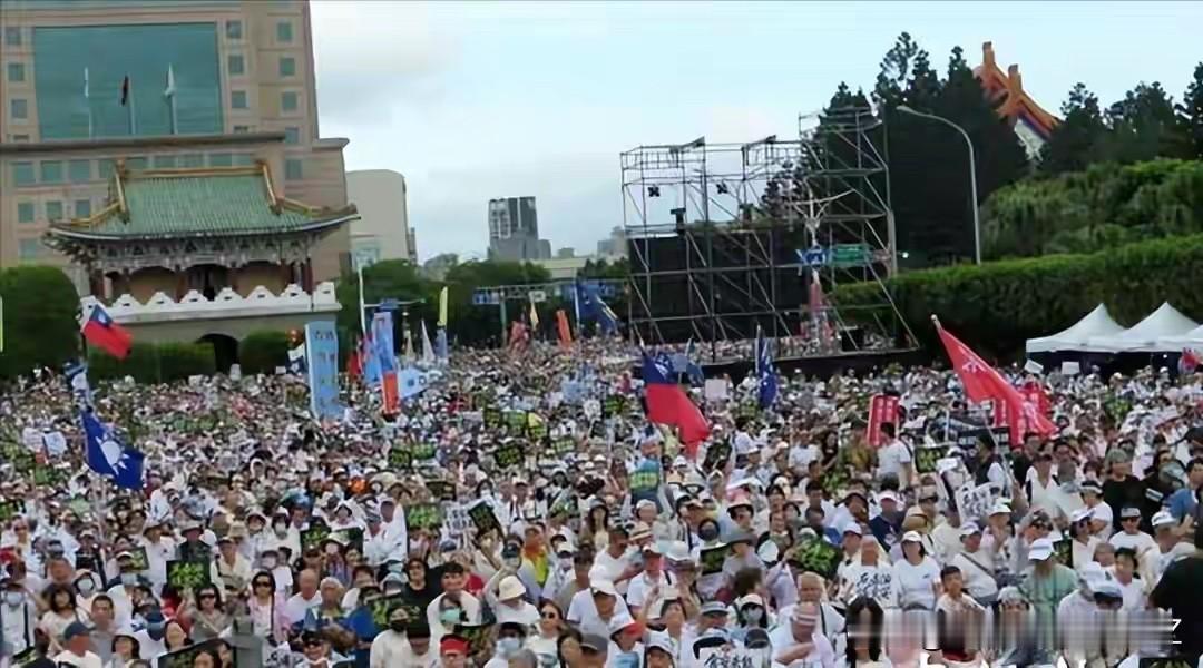7月25日傍晚，台北凯达格兰大道举行反毒油民众集会，源头是中联油脂问题油品流入校