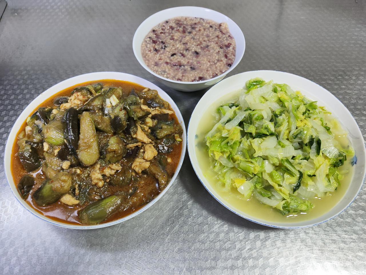 6月17日家常晚餐，清淡健康的两菜一粥。

软烂入味的茄子烧鸡胸肉，低脂解馋；清