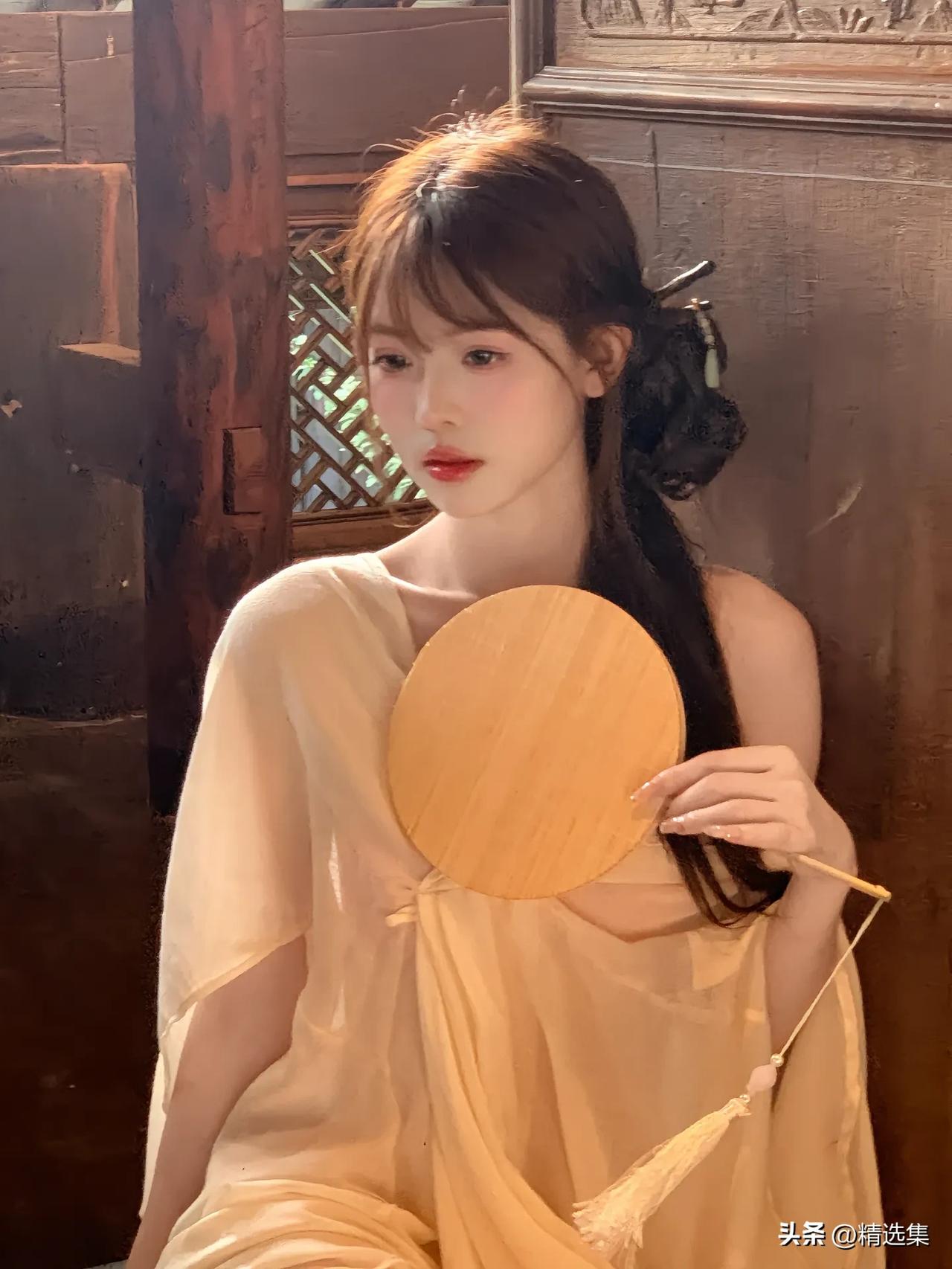 古风少女手持团扇，沉静如水，韵味悠长。