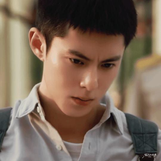 王鹤棣新剧寸头好帅 老巷追凶那段，他穿着皮夹克，寸头，眼神狠。不是那种装出来的狠