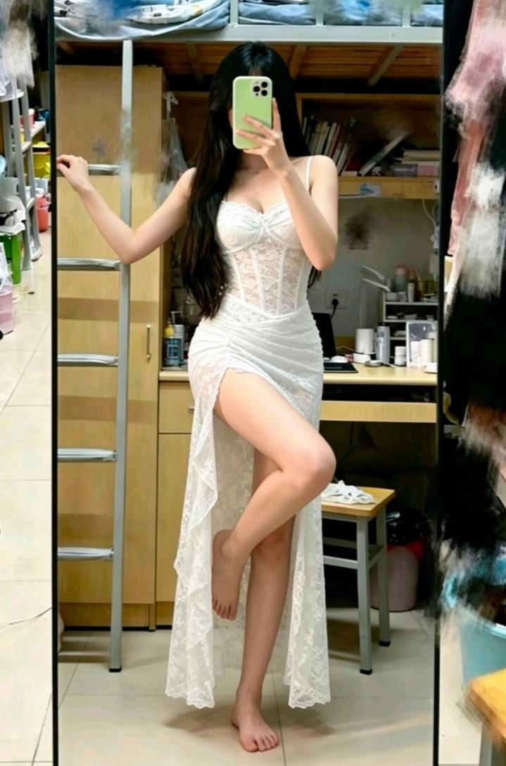 小白裙 大长腿 御姐 身材 对镜拍