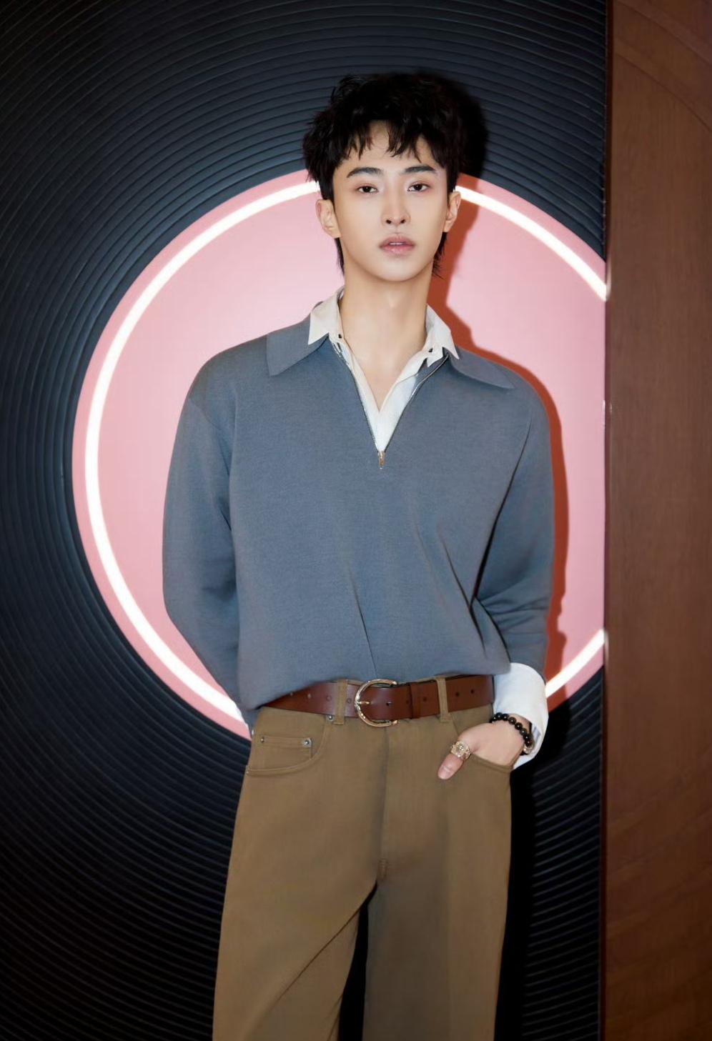 发现没
伊能静儿子庾恩利
正常男生打扮的样子
看起来挺帅的嘛
比他女性化打扮的样