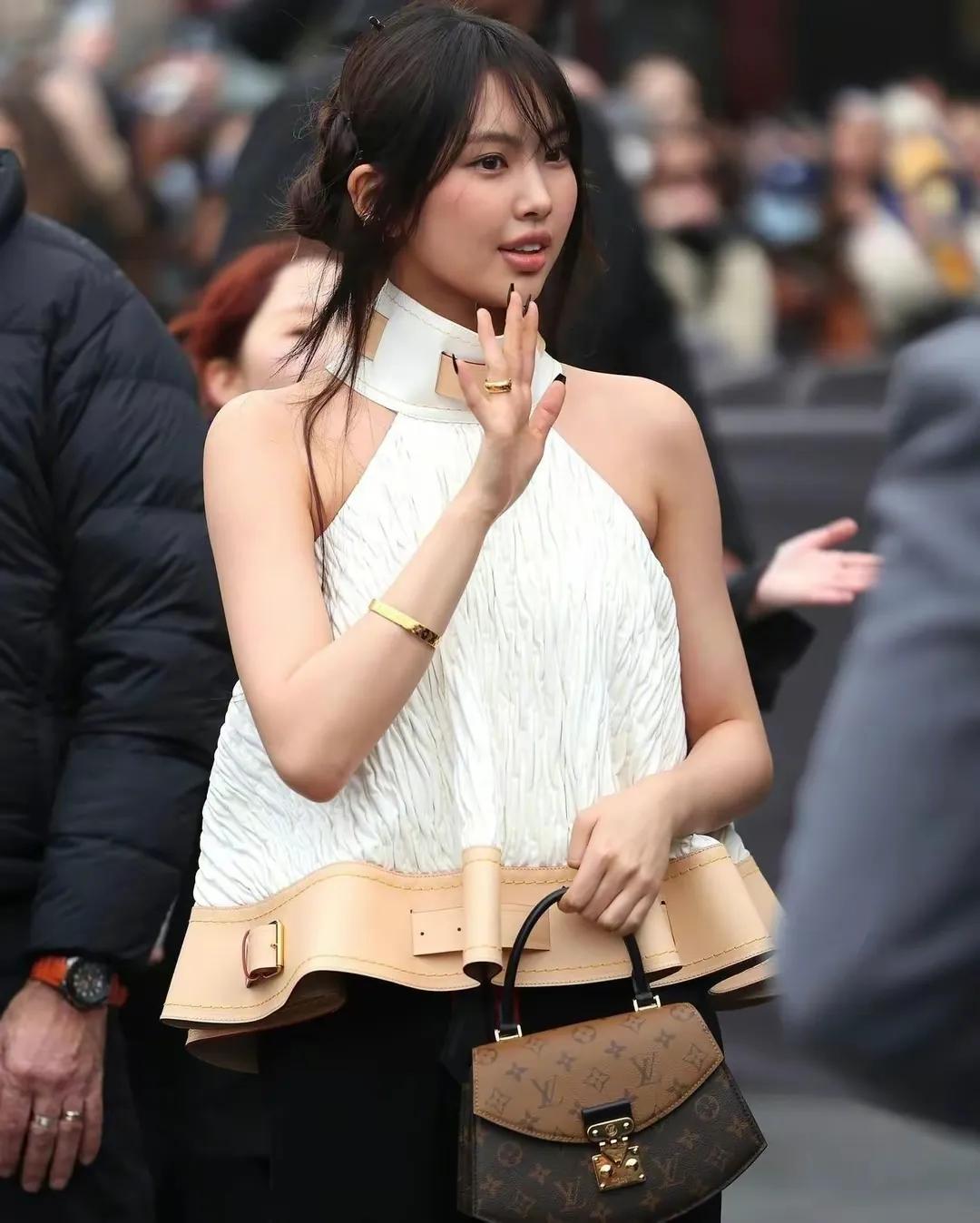 李惠仁，韩国15岁女星，经过韩国医生精雕细琢后，就这个…样子…。

看她旧照片（