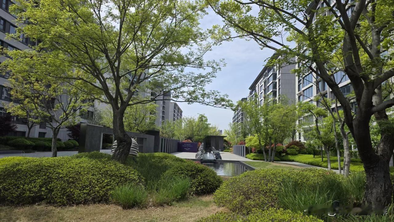 满庭芳·春满雅居
 
丙午春月 于志国 撰
 
烟柳摇青，晴光泻玉，长街尽染芳菲