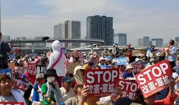 同一天，同一座城，隔了80年——5万日本人冒雨上街，喊出一句熟悉的话。

194