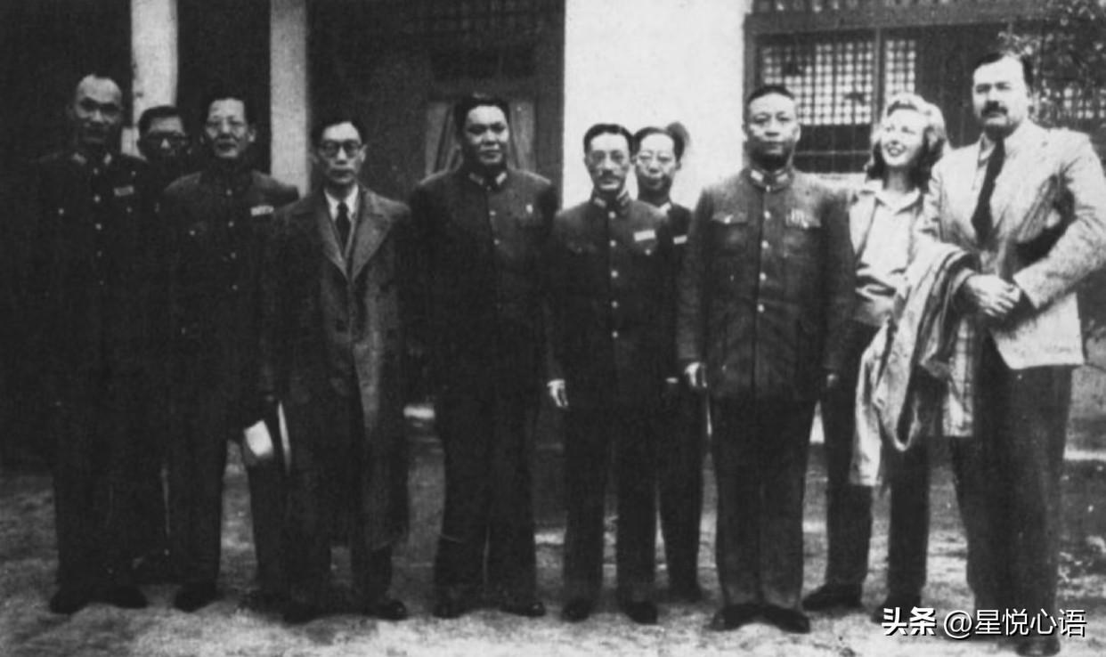 冷知识：海明威来中国杀过小鬼子
前排右起四人依次为：海明威、玛莎、第七战区司令长