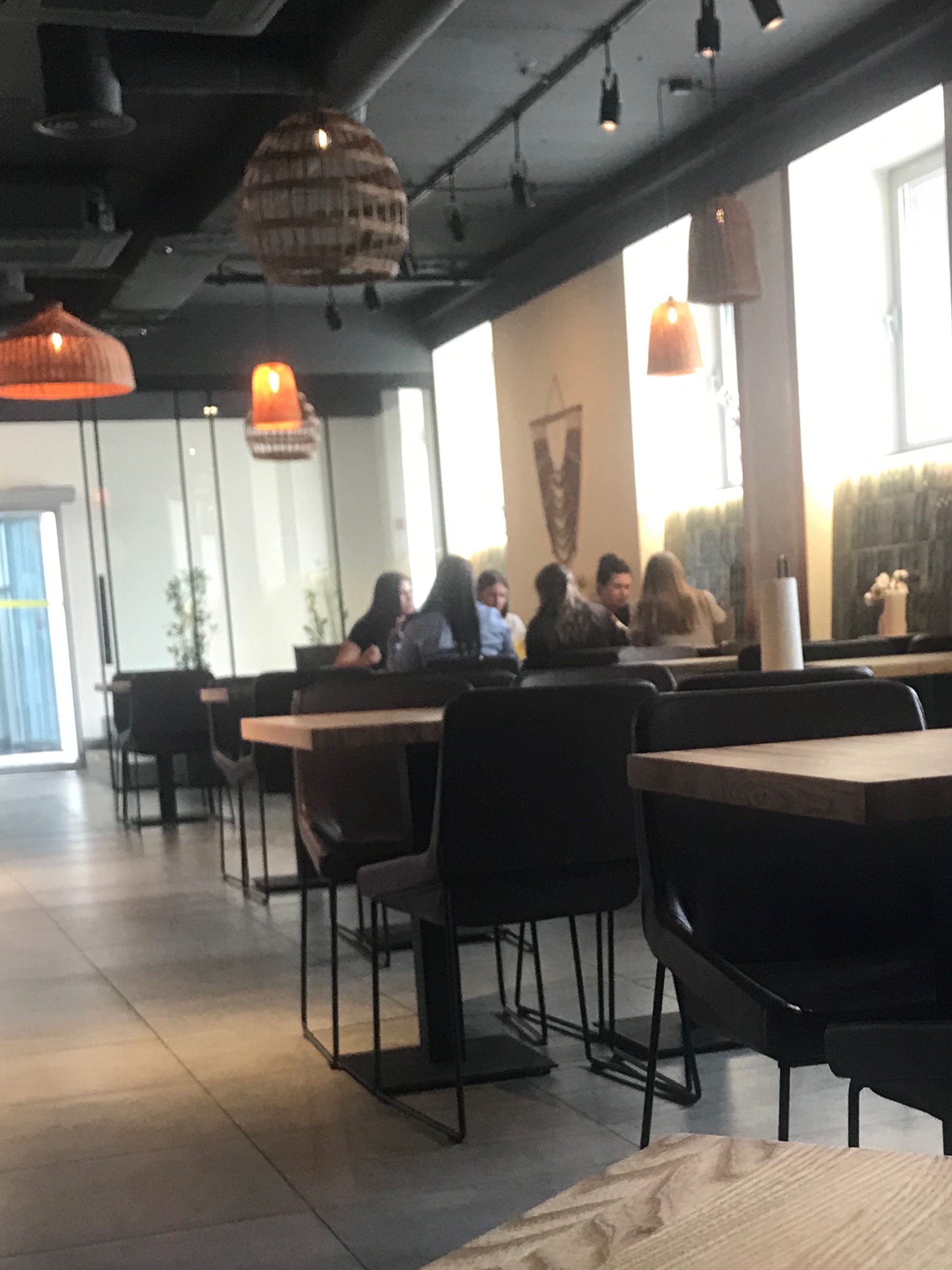 六位乌克兰姑娘来我们餐厅吃个下午饭下午三点，一人一杯啤酒 乌克兰·基辅