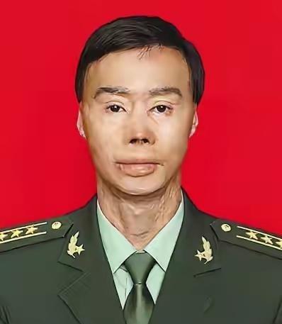 1995年，解放军战士梁强，21岁，成都军区某团的后勤战士，乘车回部队的途中，劝