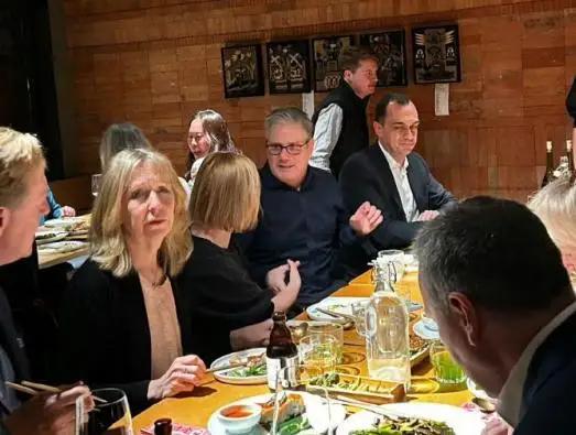 下了飞机，在北京三里屯吃顿饭，立马懵了，原来自己以前是盲人摸象
你看看，英国首相