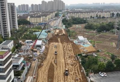 钟油坊路（裕溪路-滨河路）工程，正在进行路基、沉井和雨水管道施工